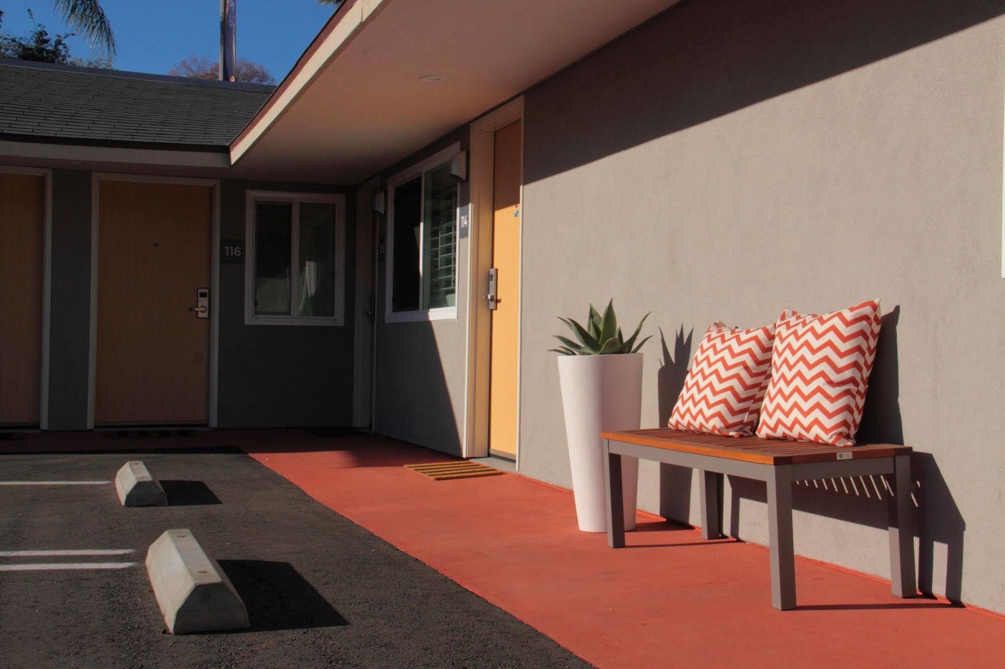El Royale Gardens Near Universal Studios Hotel 4*