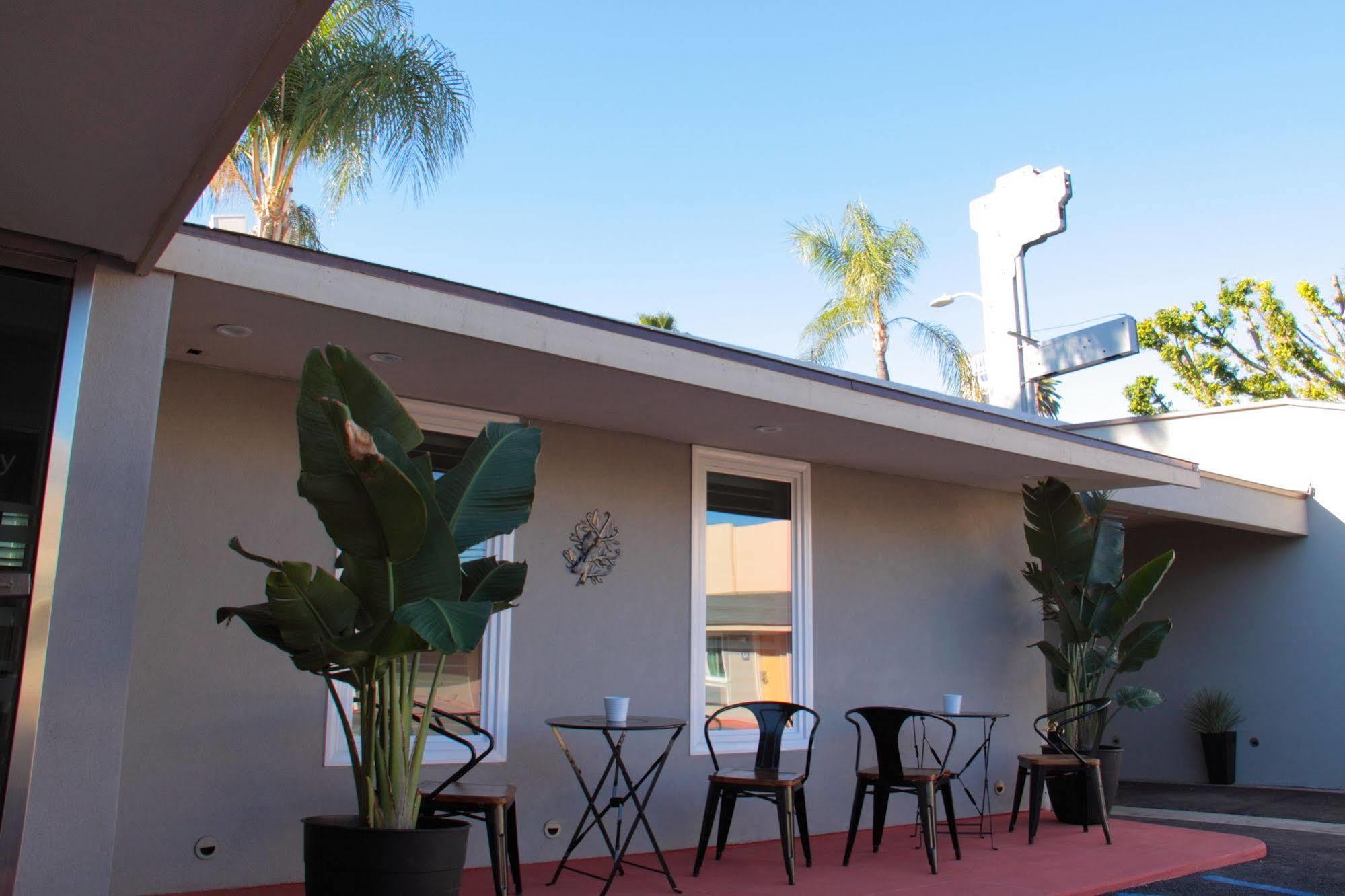 El Royale Gardens Near Universal Studios 4*